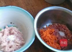 牛肉胡萝卜馅、猪肉香菇馅饺子的做法图解1