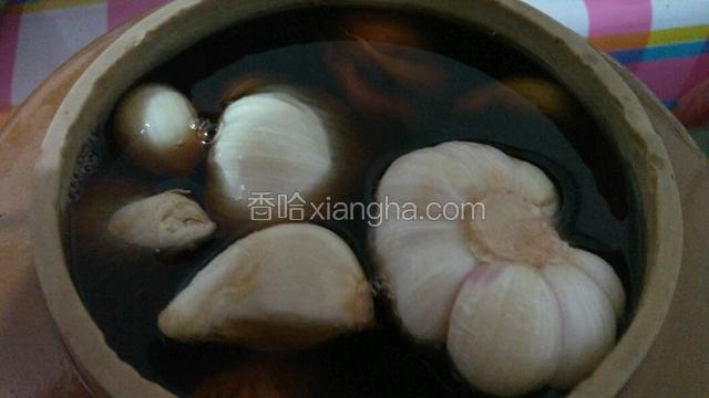 锅里放米醋，白糖，白酒进行熬开，熬20分钟，然后晾凉。将大蒜放到坛子里，把煮好的糖，醋汁倒入，盖好盖子，开始腌制糖蒜。