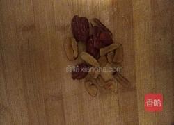 银耳红枣枸杞汤的做法图解2