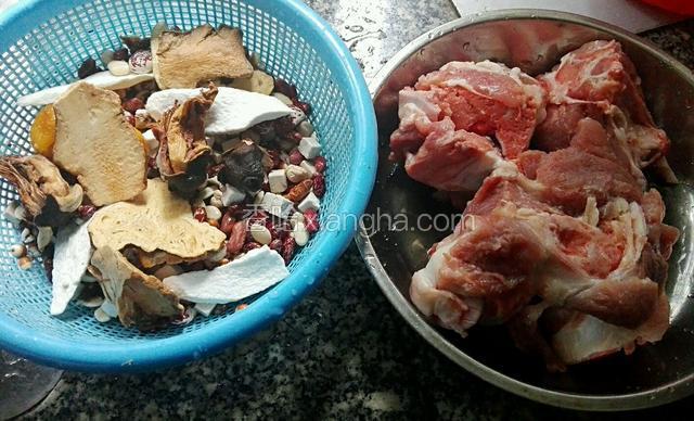 准备好祛湿汤料，猪骨