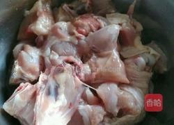 香菇板栗炖鸡的做法图解1