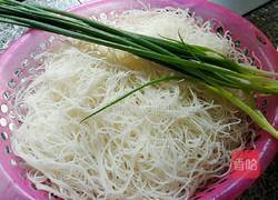 生菜炒米粉的做法图解1