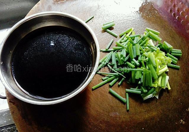 葱切段。装小半碗水放入生抽，老抽，白糖兑成酱计