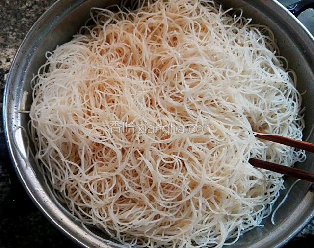 米粉淋入花生油，少许生抽拌均匀