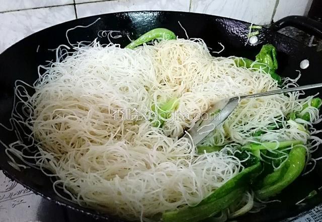 再倒入米粉炒片刻