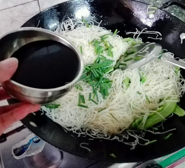 洒入葱段，淋入之前调好的酱汁 不停的炒
