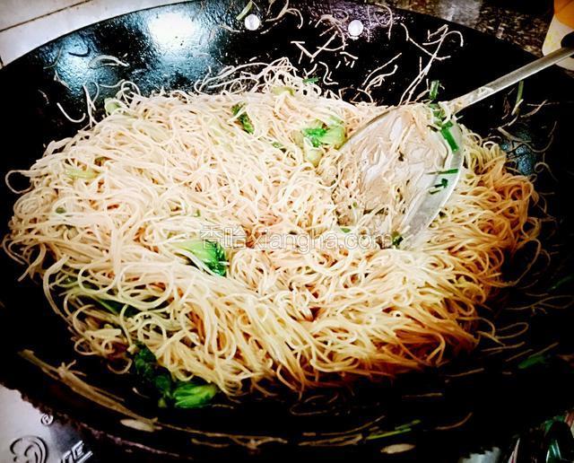 炒到汁干，米粉熟了就可以吃了。