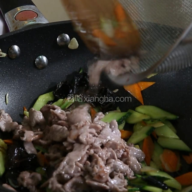 最后放入炒好的肉片和鸡蛋，放入2克鸡粉，翻炒均匀即可关火。