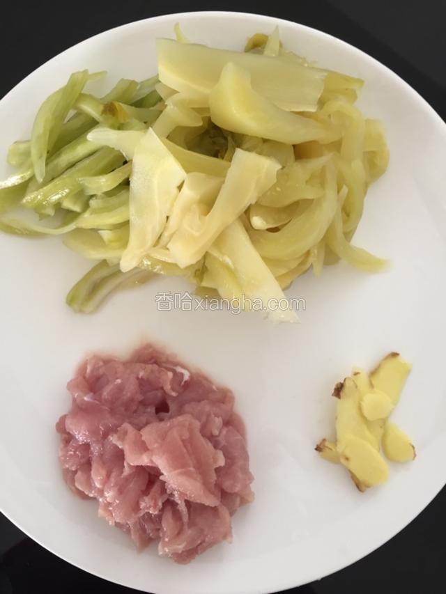 酸菜骨切丝，瘦肉、姜切片待用