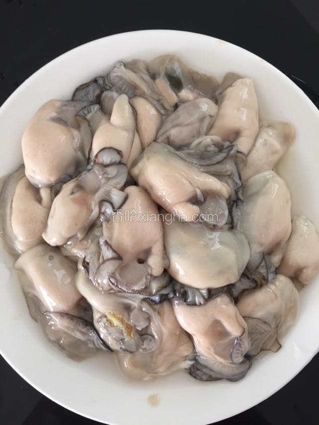 生蠔洗净放清水后捞起待用