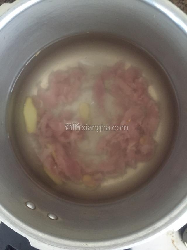 锅放水瘦肉冷水下