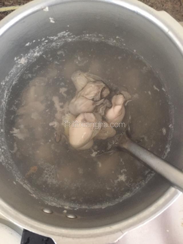 水开后捞肉沫，下生蠔