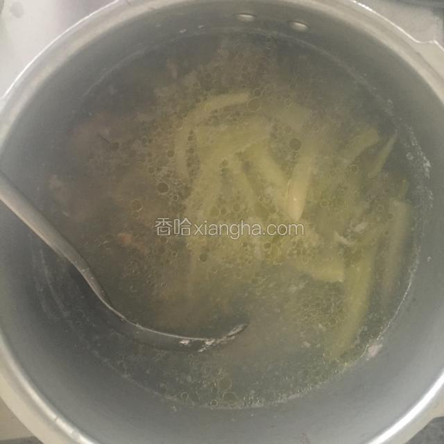 生蠔放后水开放酸菜，少许盐，少许鸡精提鲜