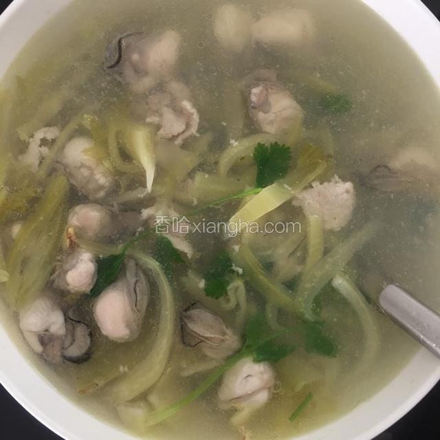 装碗放香菜，撒胡椒粉上桌