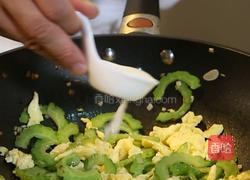 苦瓜炒鸡蛋的做法图解9