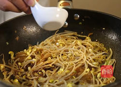 黄豆芽炒粉条的做法图解8