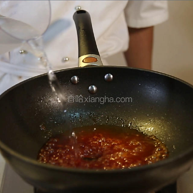 锅中下油大火烧热，放入番茄酱炒香，然后加白糖、白醋和少许清水，再用水淀粉勾芡。