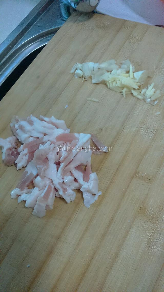 在煮豆的时候切好葱，蒜，肉备用