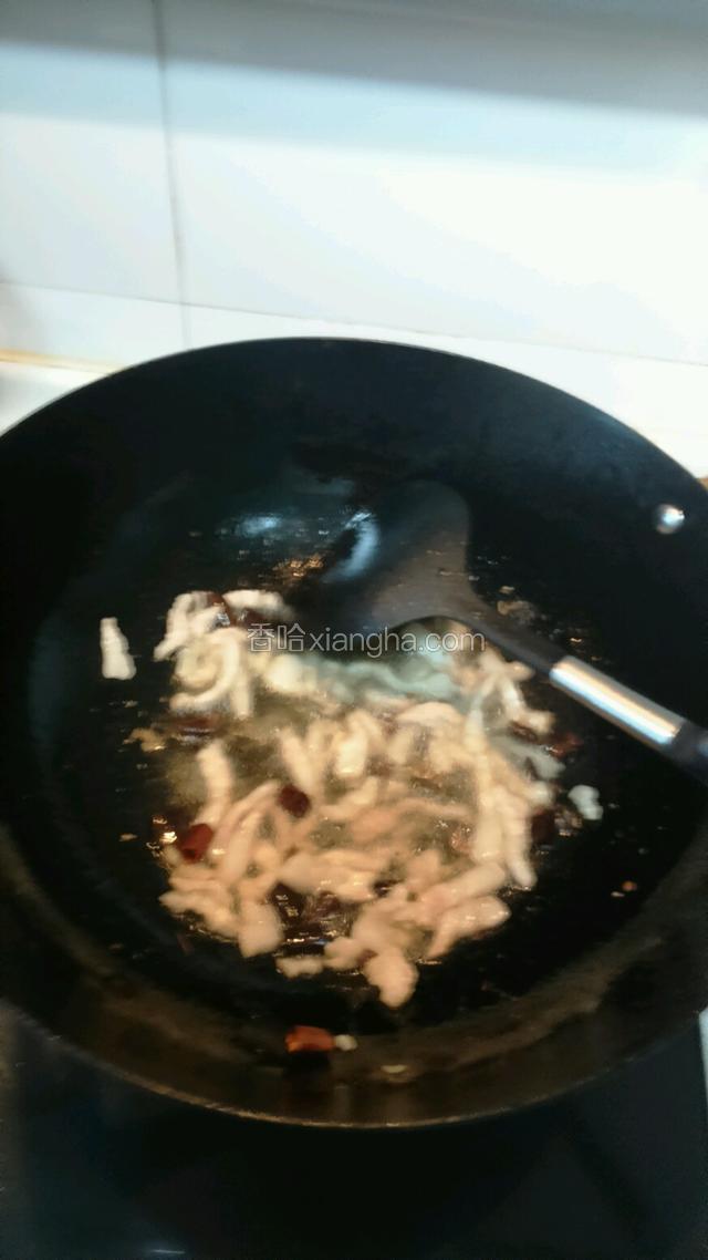 加肉继续煸炒，知道肉九成熟，加酱油