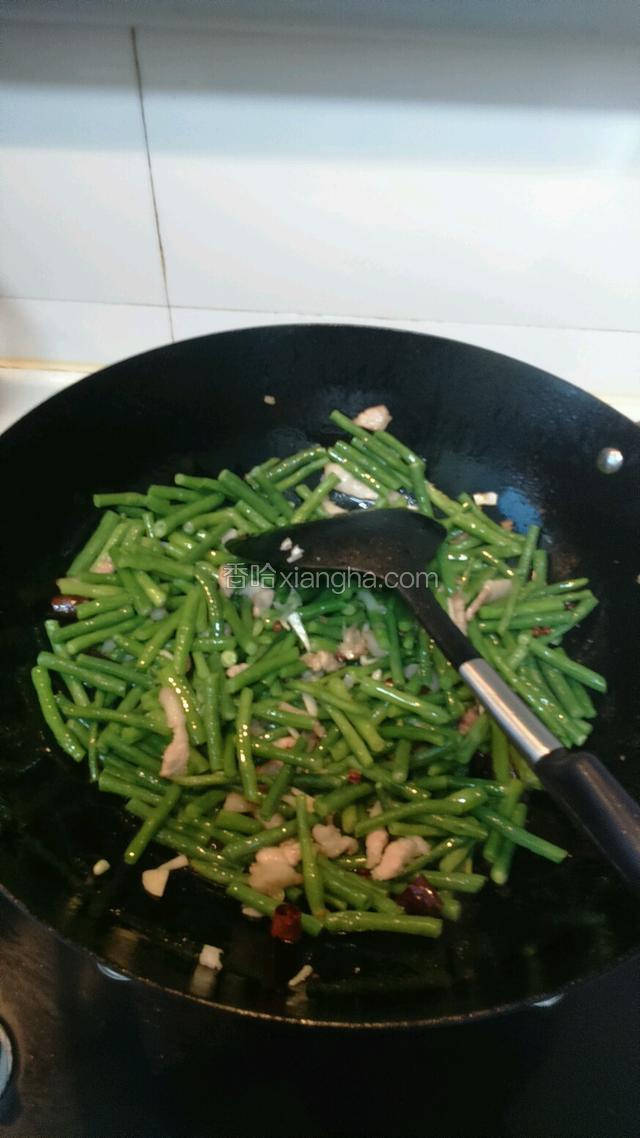 接下来放入豇豆煸炒两分钟即可