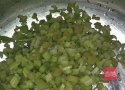 木耳窝瓜芹菜鸡蛋饼的做法图解3