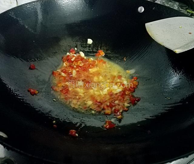 锅预热入花生油，油温热后放入蒜蓉，剁椒暴香