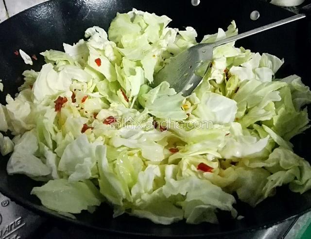 再倒入圆椰不停的炒