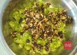猪肉青菜香菇饺的做法图解3
