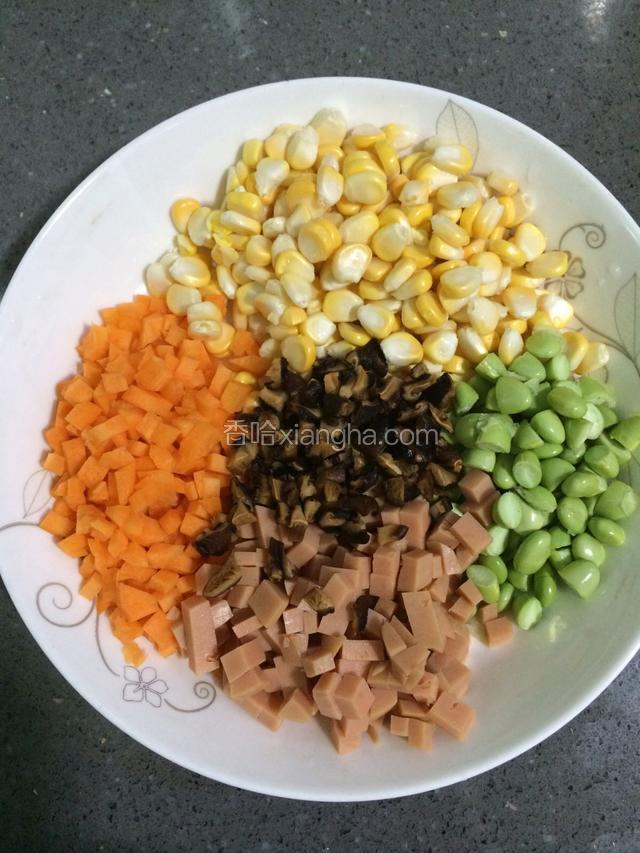 所有食材切小碎丁备用，香菇要提前几分钟用水泡软。