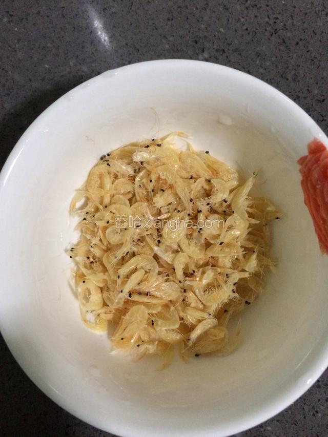 虾皮洗净，挤出水份备用。