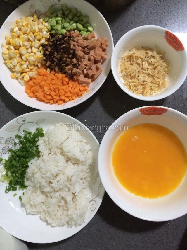 所有材料备齐，鸡蛋加适量盐打散。