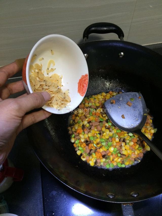 水份快干时，放入虾皮翻炒片刻即可出锅装入容器中备用。