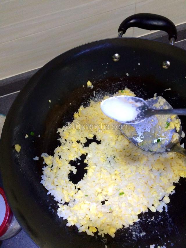 蛋快凝固时把米饭放进去，用锅铲把饭粒压散，饭和蛋均匀的炒散和匀。再加入适量的盐把饭调到合适的口味。
