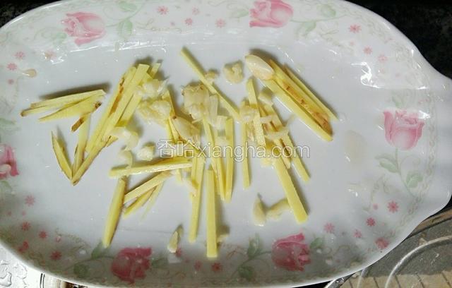 切些姜丝，蒜蓉铺底下