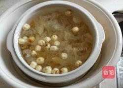 莲子百合银耳糖水的做法图解2