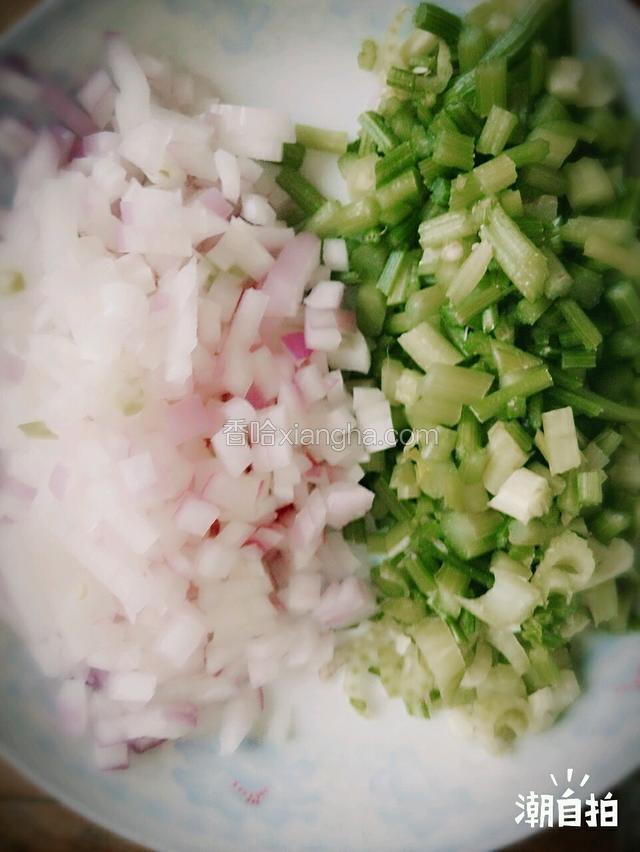洋葱和芹菜切成碎末状