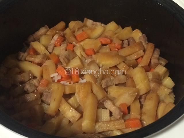 按煮饭键，工作结束后焖10分钟左右，开盖；