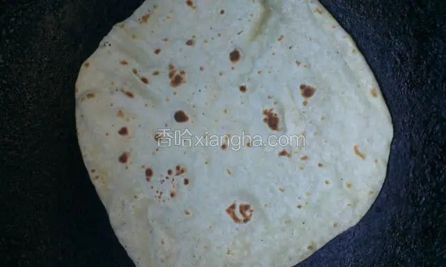 锅烧热，把饼烙熟，备用