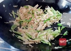 青椒芹菜炒腐竹的做法图解5