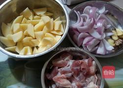 土豆烧肉的做法图解1