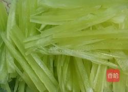 莴笋丝炒肉的做法图解1