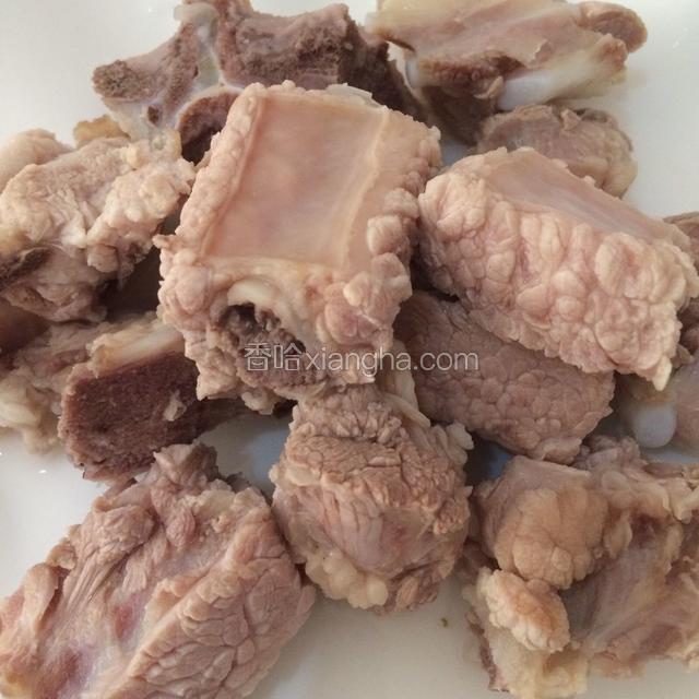 捞出，用凉开水洗干净沥干水分。