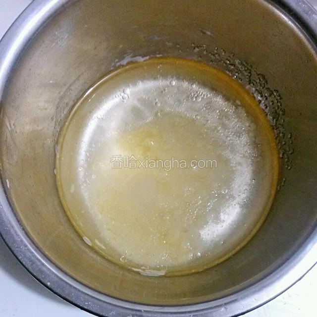 在盆内加入适量食用油和水。