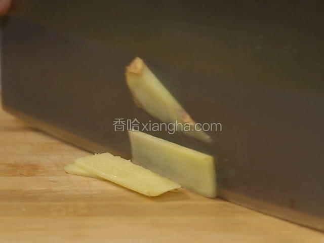葱、姜切片，香菜切段。