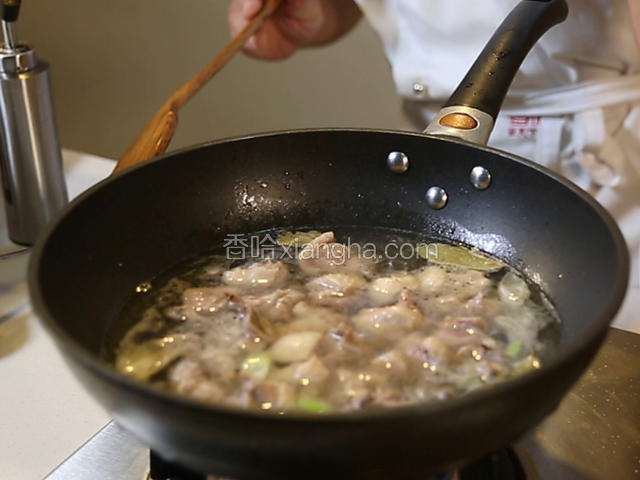 然后加入清水、料酒、盐、味精、鸡精、胡椒粉、白糖和鸭块，大火烧开。