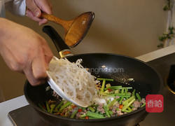 肉末香芹炒粉条的做法图解5