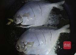茄汁鲳鱼的做法图解2