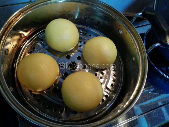 冷水上锅大火水开后转中火蒸二十分，关火焖二分钟出锅！