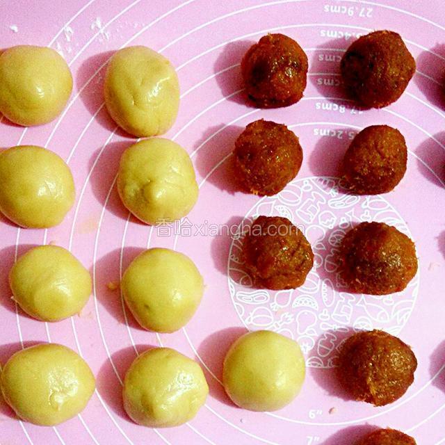 把做好的月饼皮从冰箱取出，分成小团，馅料也一样