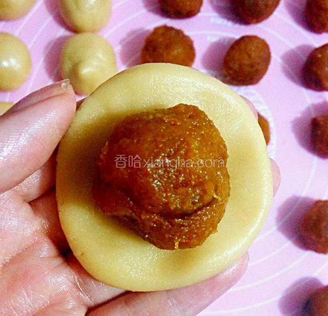 现在开始包月饼了，自制的馅料一般都比较软，但真的很好吃哦。